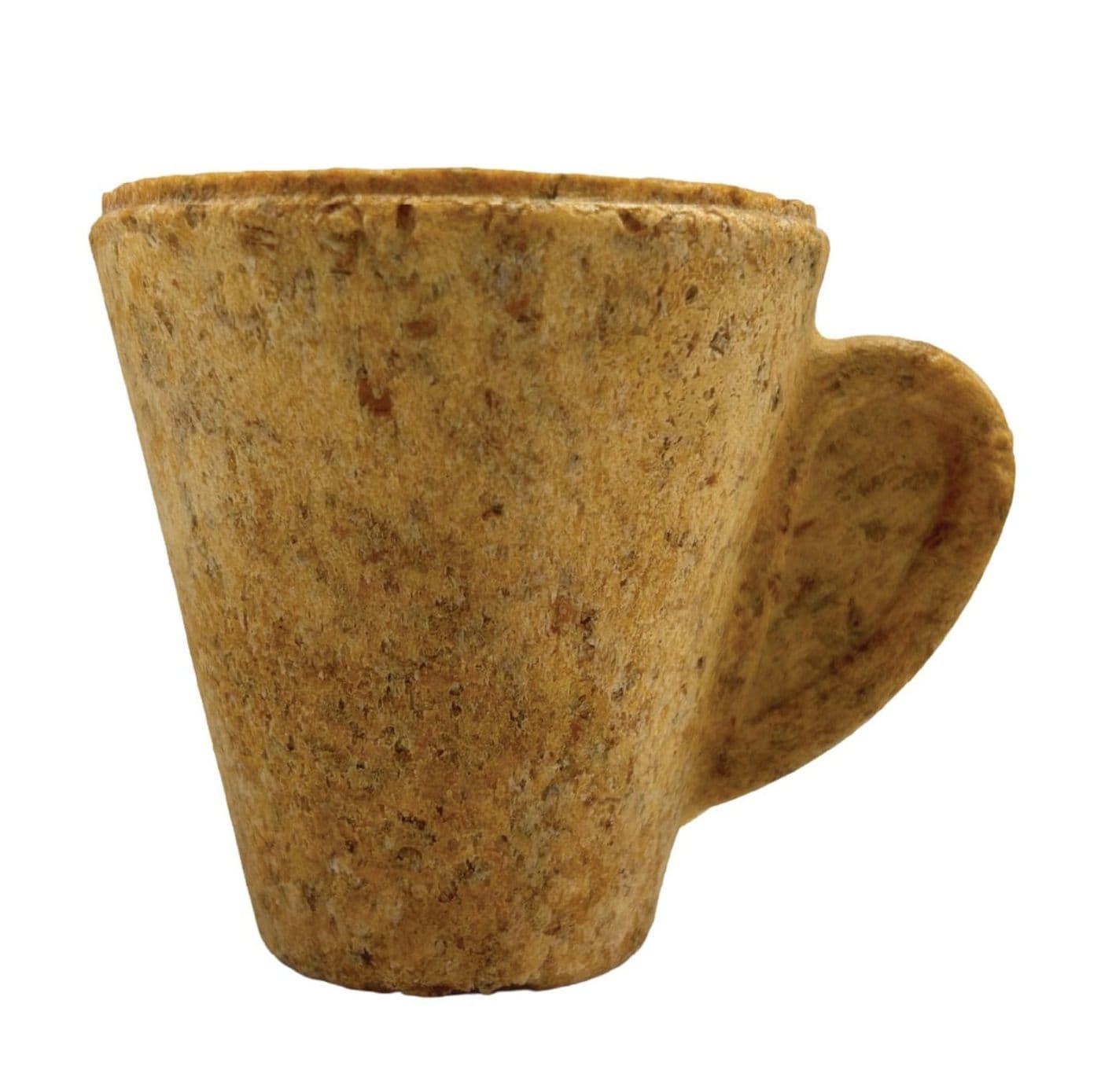 Prototipo físico de la taza comestible Ecotaza: cuerpo cónico de masa horneada con asa integrada